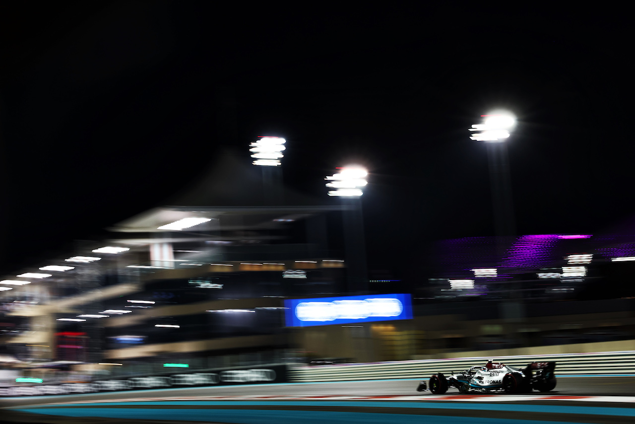 GP ABU DHABI, Lewis Hamilton (GBR) Mercedes AMG F1 W13.
19.11.2022. Formula 1 World Championship, Rd 22, Abu Dhabi Grand Prix, Yas Marina Circuit, Abu Dhabi, Qualifiche Day.
 - www.xpbimages.com, EMail: requests@xpbimages.com © Copyright: Coates / XPB Images