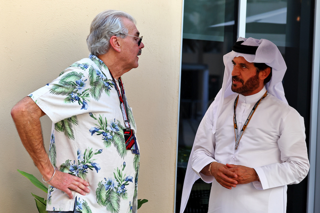 GP ABU DHABI, (L to R): Gordon Murray (RSA) Car Designer with Mohammed Bin Sulayem (UAE) FIA President.
19.11.2022. Formula 1 World Championship, Rd 22, Abu Dhabi Grand Prix, Yas Marina Circuit, Abu Dhabi, Qualifiche Day.
- www.xpbimages.com, EMail: requests@xpbimages.com © Copyright: Moy / XPB Images