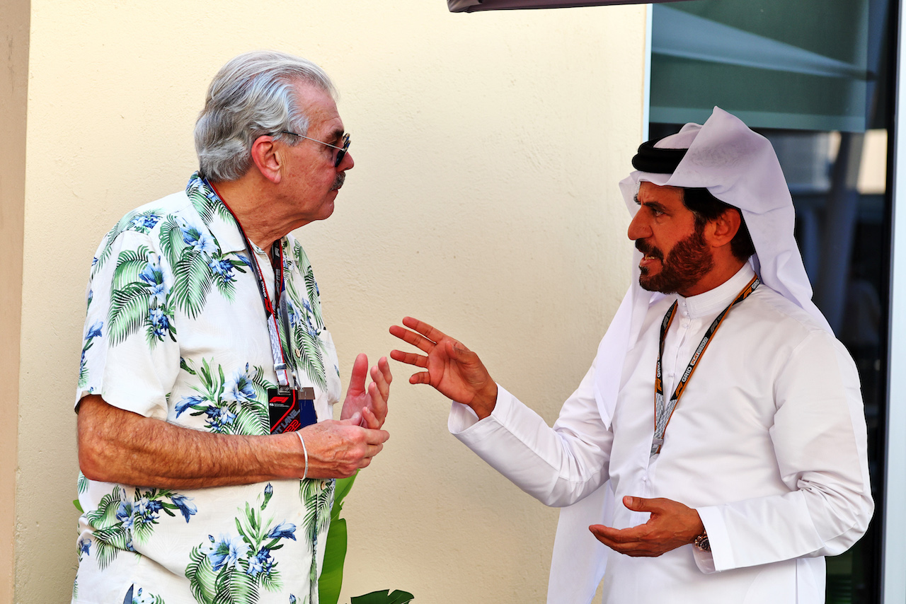 GP ABU DHABI, (L to R): Gordon Murray (RSA) Car Designer with Mohammed Bin Sulayem (UAE) FIA President.
19.11.2022. Formula 1 World Championship, Rd 22, Abu Dhabi Grand Prix, Yas Marina Circuit, Abu Dhabi, Qualifiche Day.
- www.xpbimages.com, EMail: requests@xpbimages.com © Copyright: Moy / XPB Images
