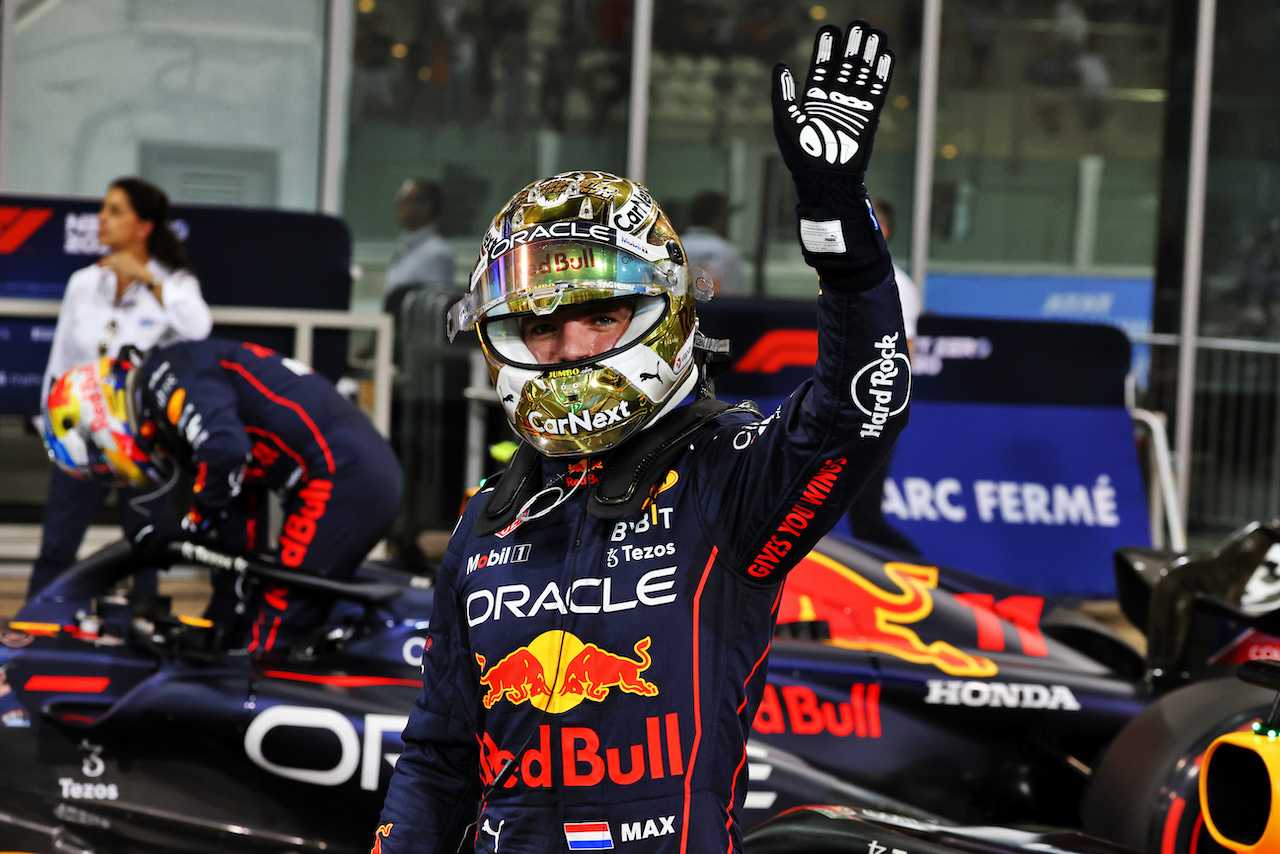 GP ABU DHABI, Max Verstappen (NLD) Red Bull Racing celebrates his pole position in qualifying parc ferme.
19.11.2022. Formula 1 World Championship, Rd 22, Abu Dhabi Grand Prix, Yas Marina Circuit, Abu Dhabi, Qualifiche Day.
- www.xpbimages.com, EMail: requests@xpbimages.com © Copyright: Moy / XPB Images