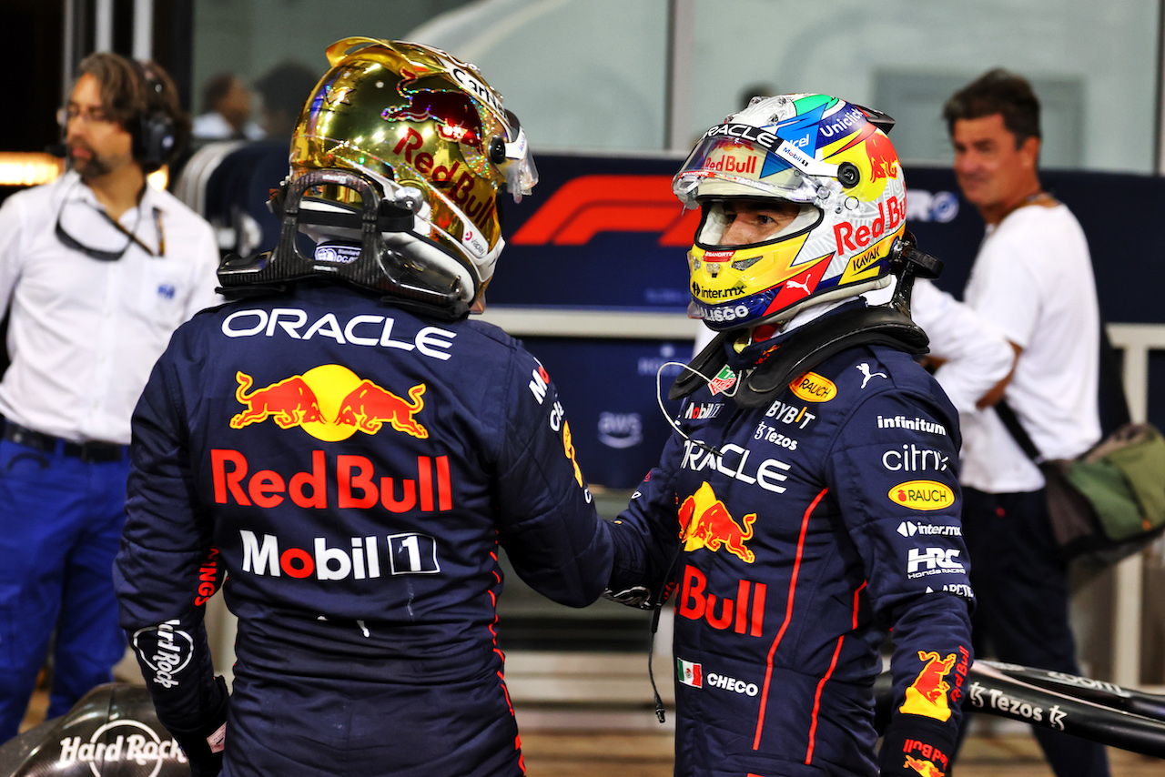 GP ABU DHABI, (L to R): Max Verstappen (NLD) Red Bull Racing celebrates his pole position in qualifying parc ferme with team mate Sergio Perez (MEX) Red Bull Racing.
19.11.2022. Formula 1 World Championship, Rd 22, Abu Dhabi Grand Prix, Yas Marina Circuit, Abu Dhabi, Qualifiche Day.
- www.xpbimages.com, EMail: requests@xpbimages.com © Copyright: Moy / XPB Images