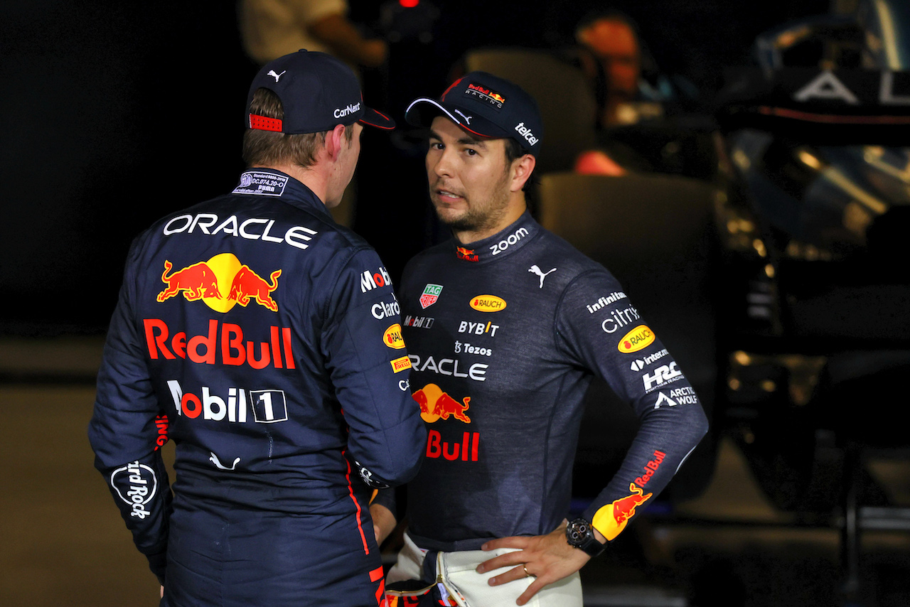 GP ABU DHABI, (L to R): Max Verstappen (NLD) Red Bull Racing with team mate Sergio Perez (MEX) Red Bull Racing in qualifying parc ferme.
19.11.2022. Formula 1 World Championship, Rd 22, Abu Dhabi Grand Prix, Yas Marina Circuit, Abu Dhabi, Qualifiche Day.
- www.xpbimages.com, EMail: requests@xpbimages.com © Copyright: Moy / XPB Images