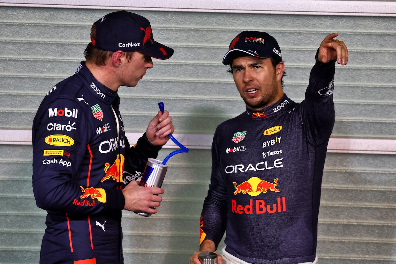 GP ABU DHABI, (L to R): Max Verstappen (NLD) Red Bull Racing with team mate Sergio Perez (MEX) Red Bull Racing in qualifying parc ferme.
19.11.2022. Formula 1 World Championship, Rd 22, Abu Dhabi Grand Prix, Yas Marina Circuit, Abu Dhabi, Qualifiche Day.
- www.xpbimages.com, EMail: requests@xpbimages.com © Copyright: Moy / XPB Images