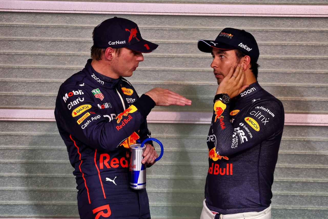GP ABU DHABI, (L to R): Max Verstappen (NLD) Red Bull Racing with team mate Sergio Perez (MEX) Red Bull Racing in qualifying parc ferme.
19.11.2022. Formula 1 World Championship, Rd 22, Abu Dhabi Grand Prix, Yas Marina Circuit, Abu Dhabi, Qualifiche Day.
- www.xpbimages.com, EMail: requests@xpbimages.com © Copyright: Moy / XPB Images