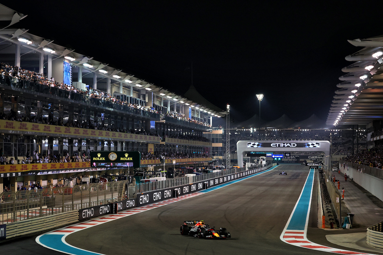 GP ABU DHABI, Sergio Perez (MEX) Red Bull Racing RB18.
19.11.2022. Formula 1 World Championship, Rd 22, Abu Dhabi Grand Prix, Yas Marina Circuit, Abu Dhabi, Qualifiche Day.
- www.xpbimages.com, EMail: requests@xpbimages.com © Copyright: Moy / XPB Images