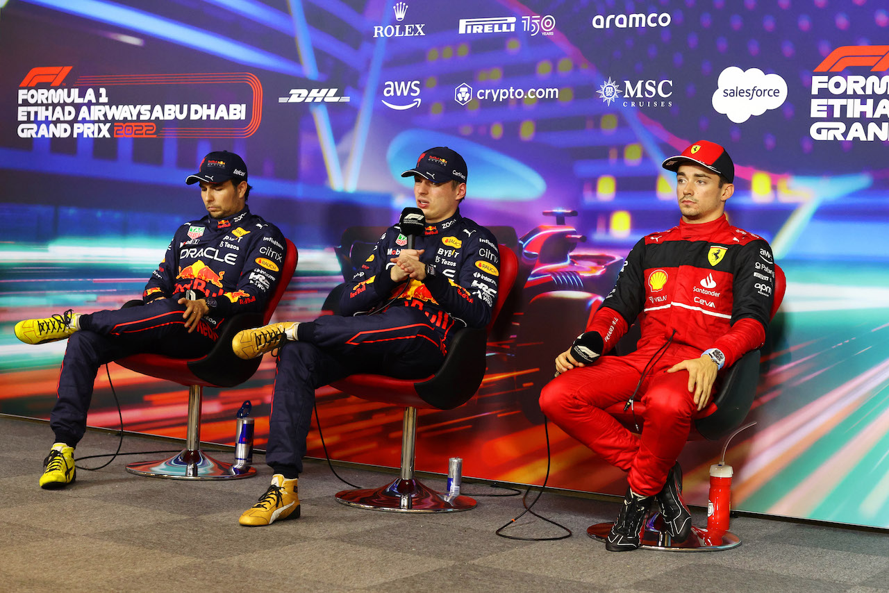GP ABU DHABI, (L to R): Sergio Perez (MEX) Red Bull Racing; Max Verstappen (NLD) Red Bull Racing; e Charles Leclerc (MON) Ferrari, in the post qualifying FIA Press Conference.
19.11.2022. Formula 1 World Championship, Rd 22, Abu Dhabi Grand Prix, Yas Marina Circuit, Abu Dhabi, Qualifiche Day.
- www.xpbimages.com, EMail: requests@xpbimages.com © Copyright: XPB Images