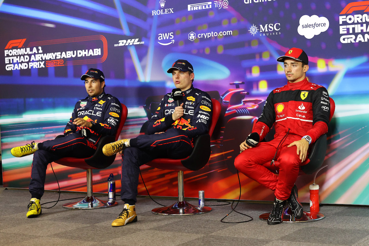 GP ABU DHABI, (L to R): Sergio Perez (MEX) Red Bull Racing; Max Verstappen (NLD) Red Bull Racing; e Charles Leclerc (MON) Ferrari, in the post qualifying FIA Press Conference.
19.11.2022. Formula 1 World Championship, Rd 22, Abu Dhabi Grand Prix, Yas Marina Circuit, Abu Dhabi, Qualifiche Day.
- www.xpbimages.com, EMail: requests@xpbimages.com © Copyright: XPB Images