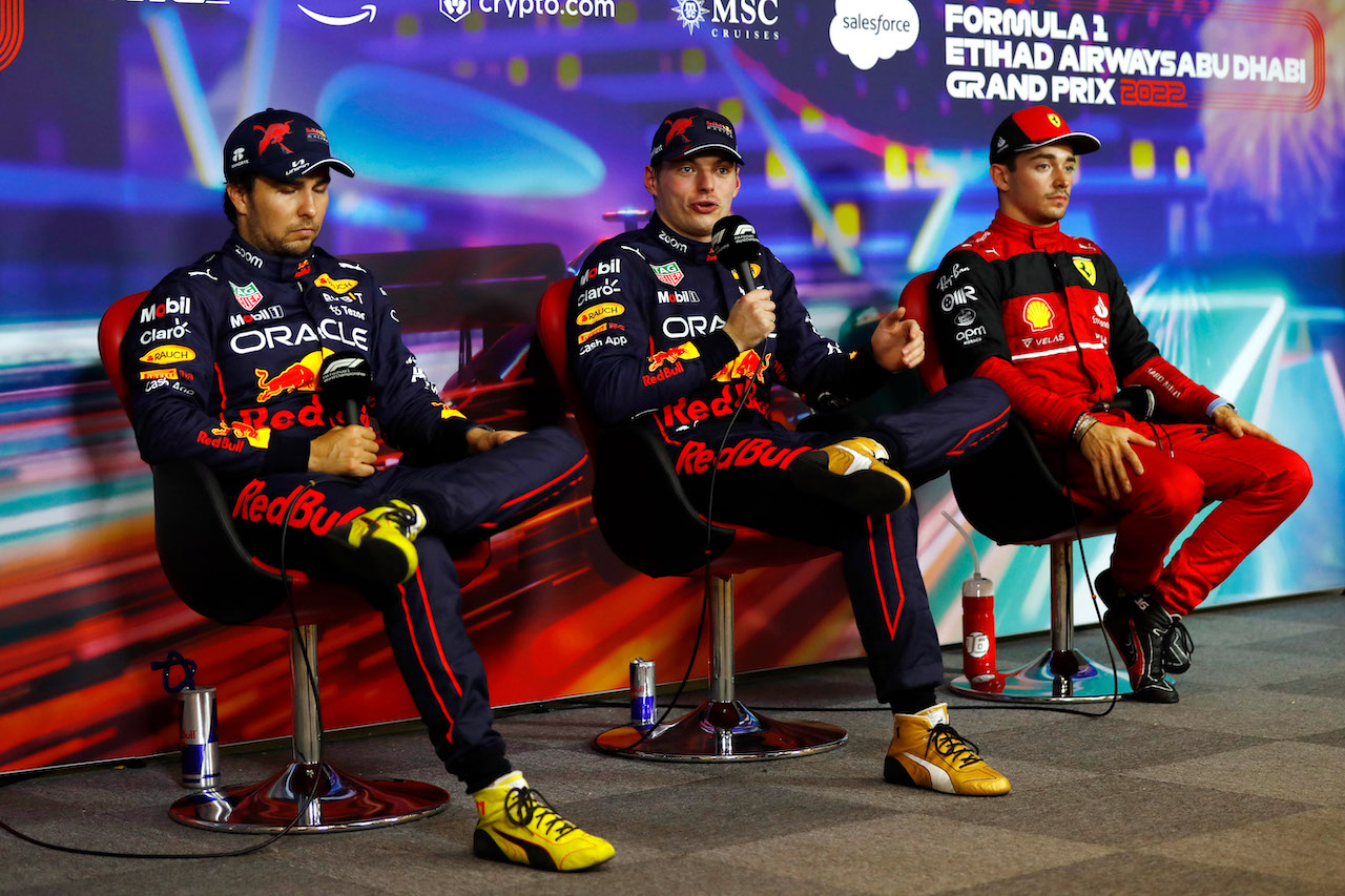 GP ABU DHABI, (L to R): Sergio Perez (MEX) Red Bull Racing; Max Verstappen (NLD) Red Bull Racing; e Charles Leclerc (MON) Ferrari, in the post qualifying FIA Press Conference.
19.11.2022. Formula 1 World Championship, Rd 22, Abu Dhabi Grand Prix, Yas Marina Circuit, Abu Dhabi, Qualifiche Day.
- www.xpbimages.com, EMail: requests@xpbimages.com © Copyright: XPB Images