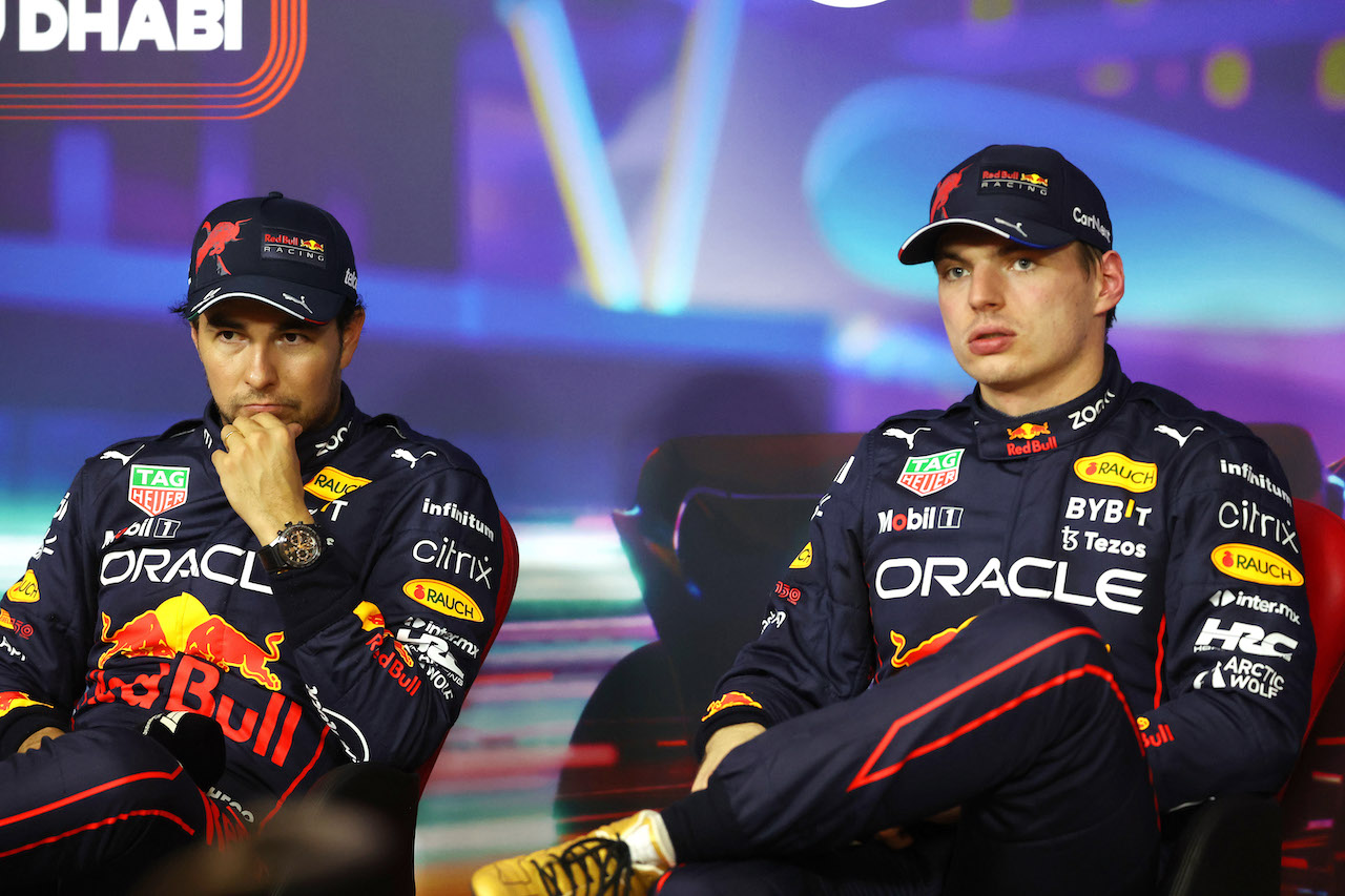 GP ABU DHABI, (L to R): Sergio Perez (MEX) Red Bull Racing e Max Verstappen (NLD) Red Bull Racing in the post qualifying FIA Press Conference.
19.11.2022. Formula 1 World Championship, Rd 22, Abu Dhabi Grand Prix, Yas Marina Circuit, Abu Dhabi, Qualifiche Day.
- www.xpbimages.com, EMail: requests@xpbimages.com © Copyright: XPB Images