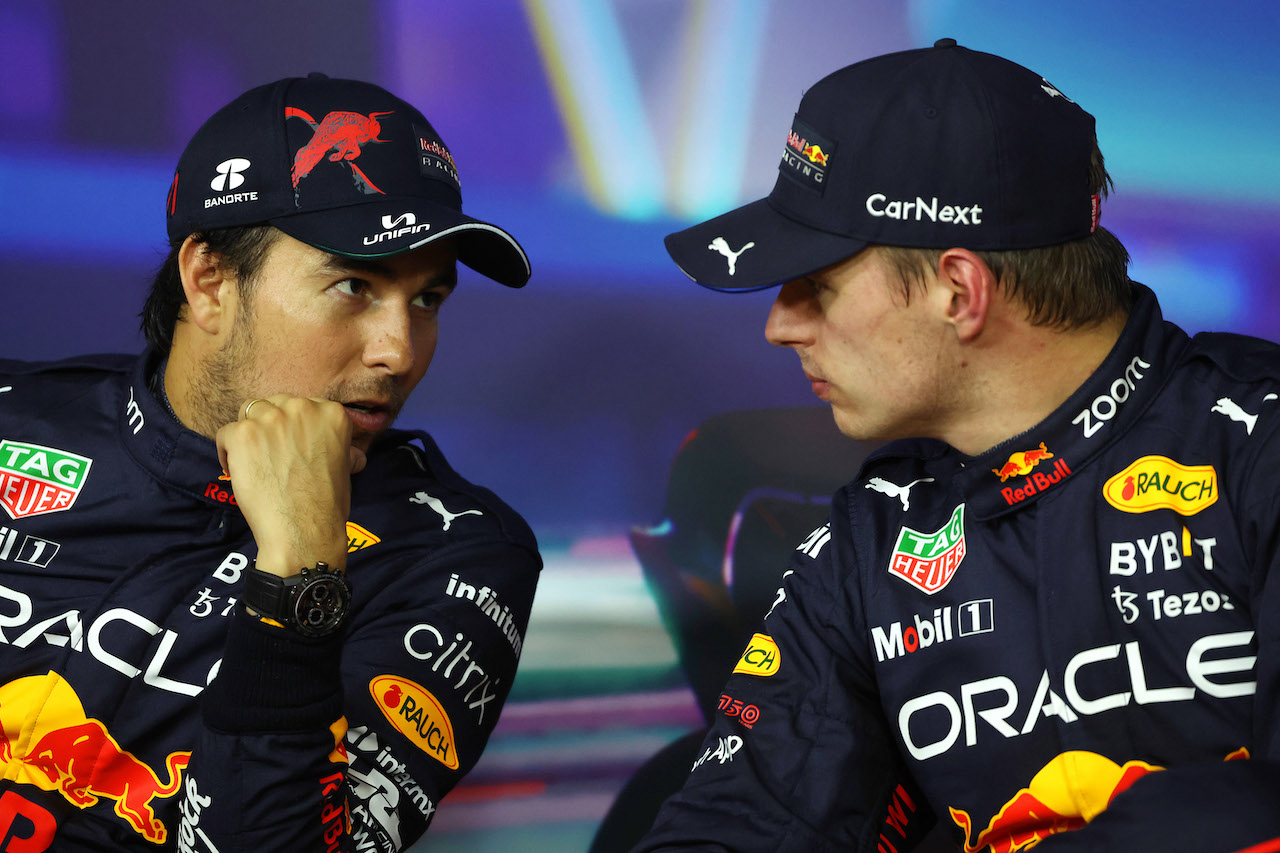 GP ABU DHABI, (L to R): Sergio Perez (MEX) Red Bull Racing e Max Verstappen (NLD) Red Bull Racing in the post qualifying FIA Press Conference.
19.11.2022. Formula 1 World Championship, Rd 22, Abu Dhabi Grand Prix, Yas Marina Circuit, Abu Dhabi, Qualifiche Day.
- www.xpbimages.com, EMail: requests@xpbimages.com © Copyright: XPB Images