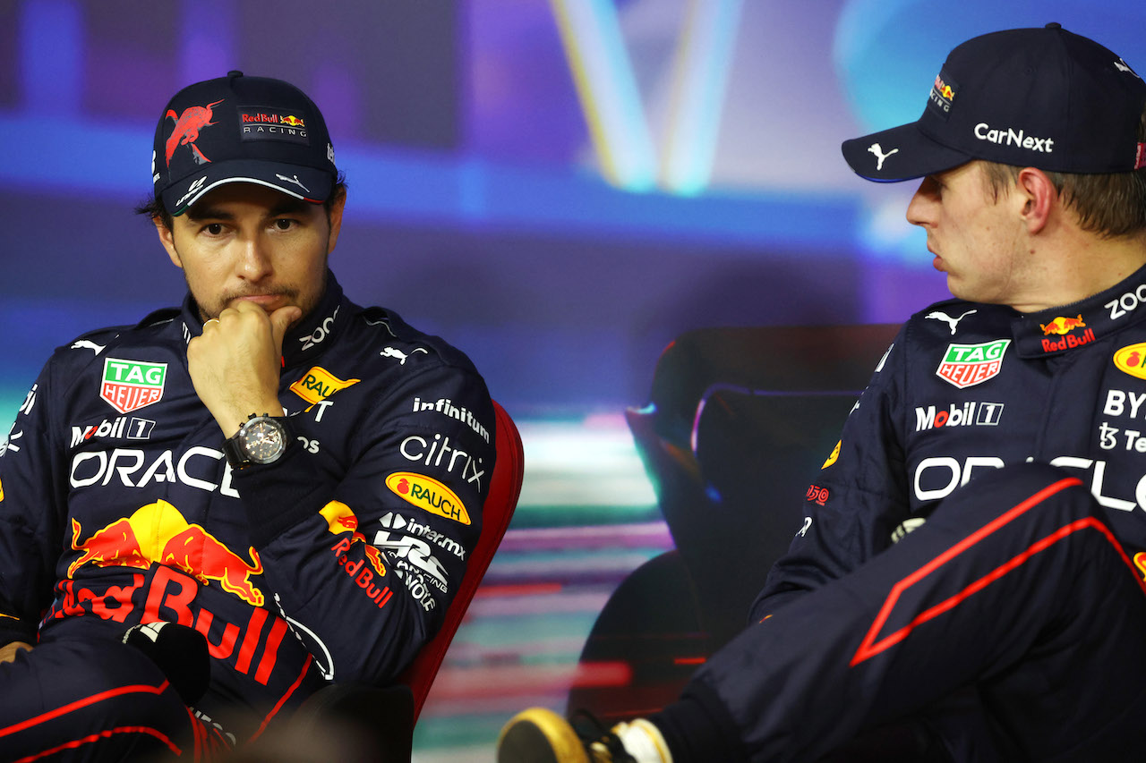 GP ABU DHABI, (L to R): Sergio Perez (MEX) Red Bull Racing e Max Verstappen (NLD) Red Bull Racing in the post qualifying FIA Press Conference.
19.11.2022. Formula 1 World Championship, Rd 22, Abu Dhabi Grand Prix, Yas Marina Circuit, Abu Dhabi, Qualifiche Day.
- www.xpbimages.com, EMail: requests@xpbimages.com © Copyright: XPB Images