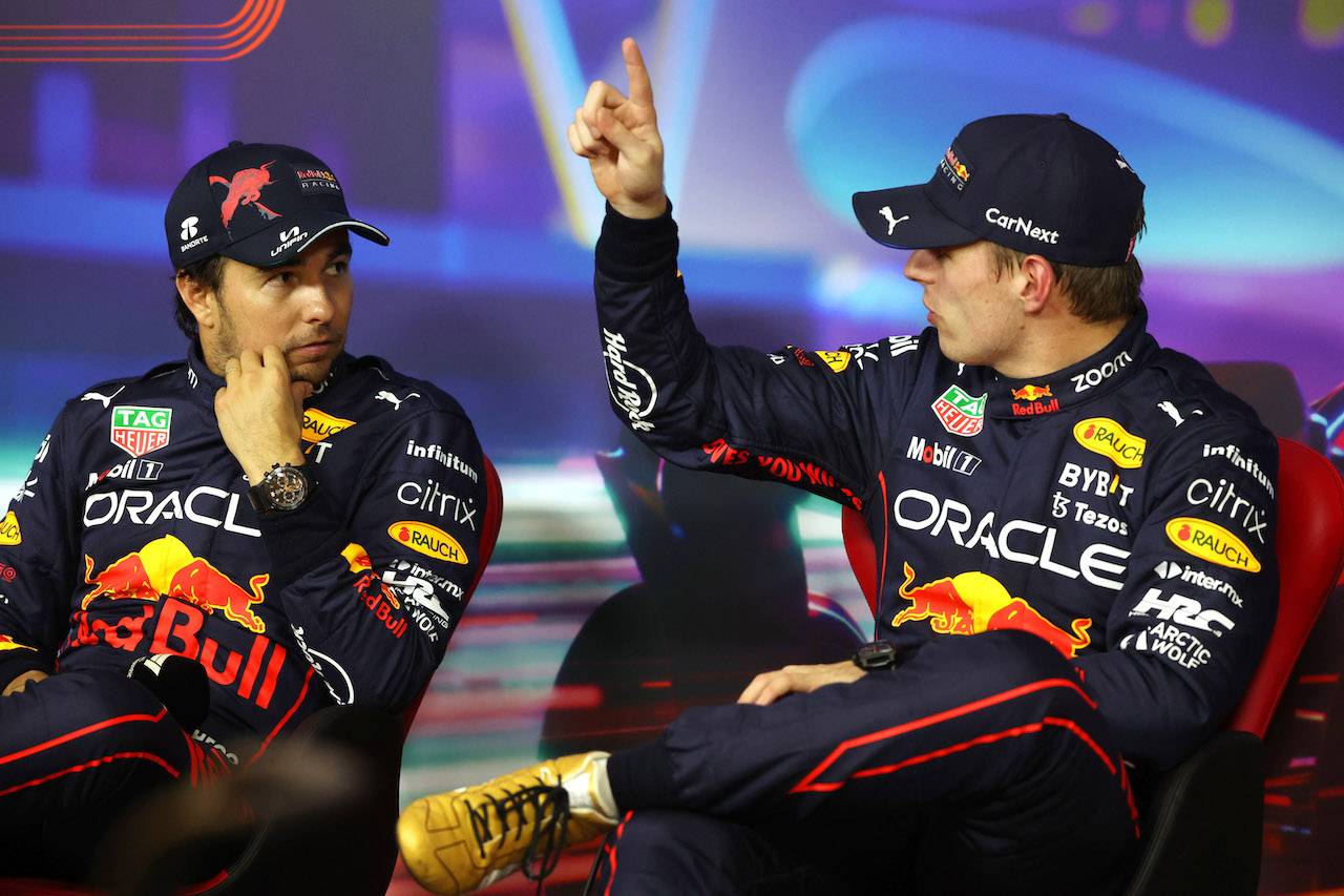 GP ABU DHABI, (L to R): Sergio Perez (MEX) Red Bull Racing e Max Verstappen (NLD) Red Bull Racing in the post qualifying FIA Press Conference.
19.11.2022. Formula 1 World Championship, Rd 22, Abu Dhabi Grand Prix, Yas Marina Circuit, Abu Dhabi, Qualifiche Day.
- www.xpbimages.com, EMail: requests@xpbimages.com © Copyright: XPB Images