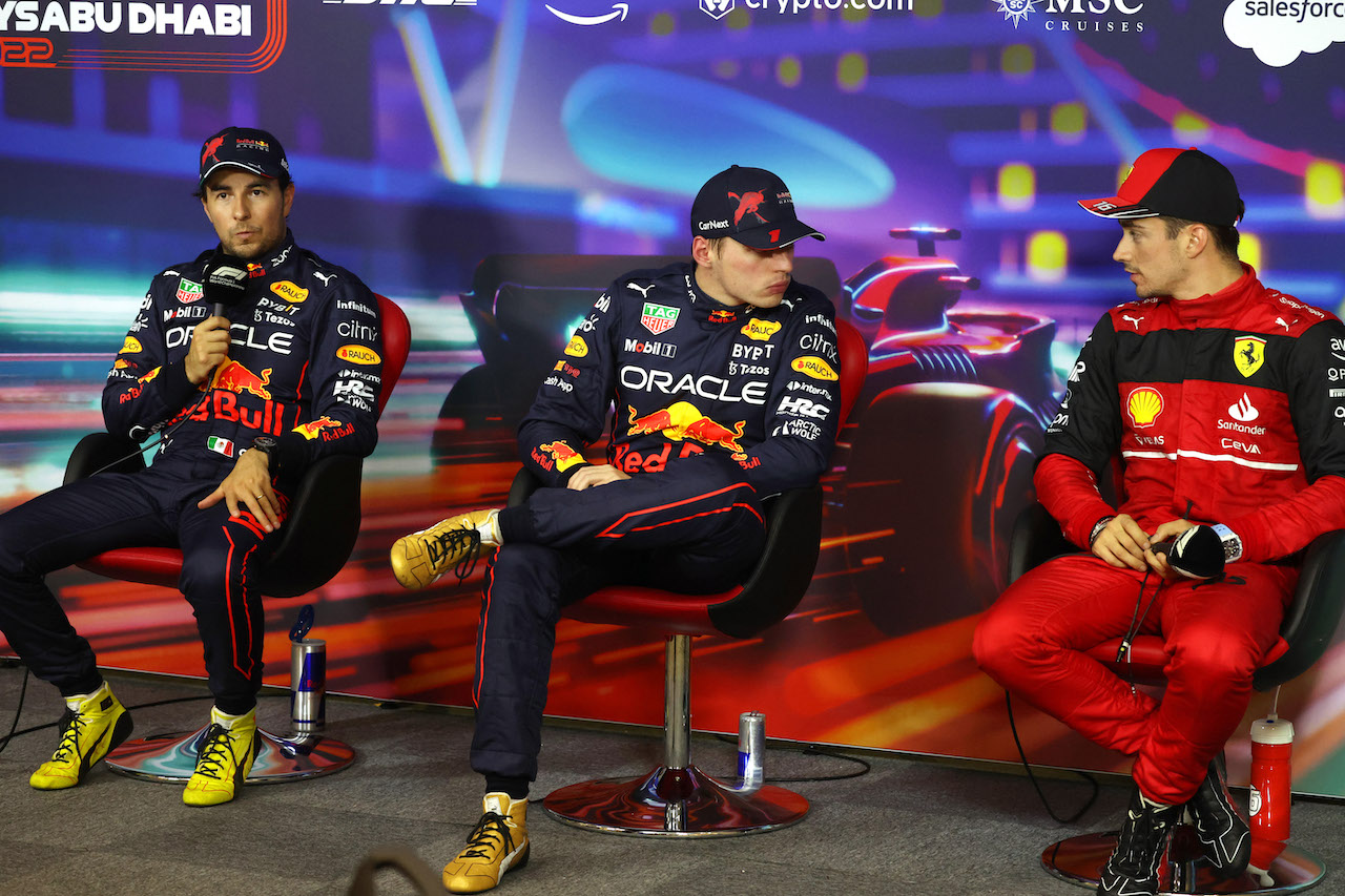 GP ABU DHABI, (L to R): Sergio Perez (MEX) Red Bull Racing; Max Verstappen (NLD) Red Bull Racing; e Charles Leclerc (MON) Ferrari, in the post qualifying FIA Press Conference.
19.11.2022. Formula 1 World Championship, Rd 22, Abu Dhabi Grand Prix, Yas Marina Circuit, Abu Dhabi, Qualifiche Day.
- www.xpbimages.com, EMail: requests@xpbimages.com © Copyright: XPB Images