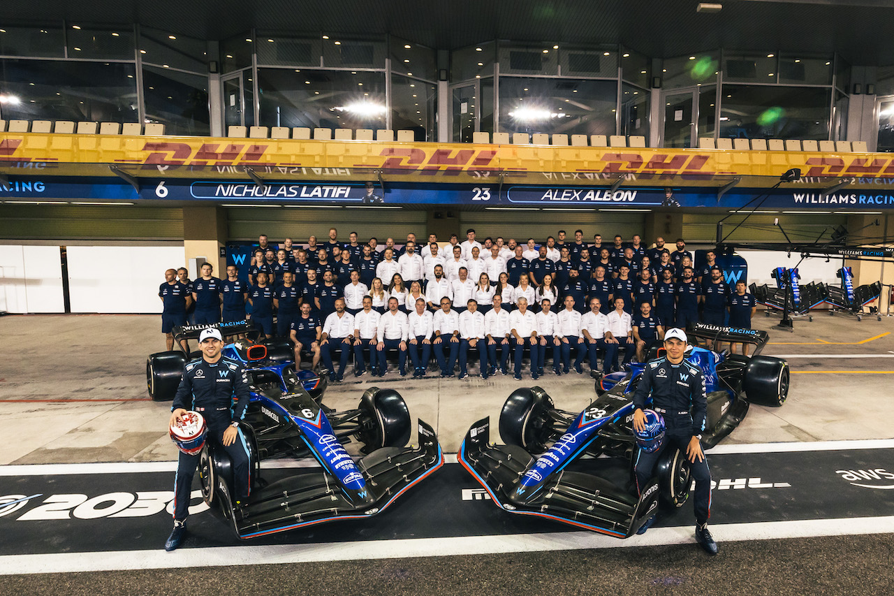 GP ABU DHABI, (L to R): Nicholas Latifi (CDN) Williams Racing e and Alexander Albon (THA) Williams Racing at a team photograph.
19.11.2022. Formula 1 World Championship, Rd 22, Abu Dhabi Grand Prix, Yas Marina Circuit, Abu Dhabi, Qualifiche Day.
- www.xpbimages.com, EMail: requests@xpbimages.com © Copyright: Bearne / XPB Images