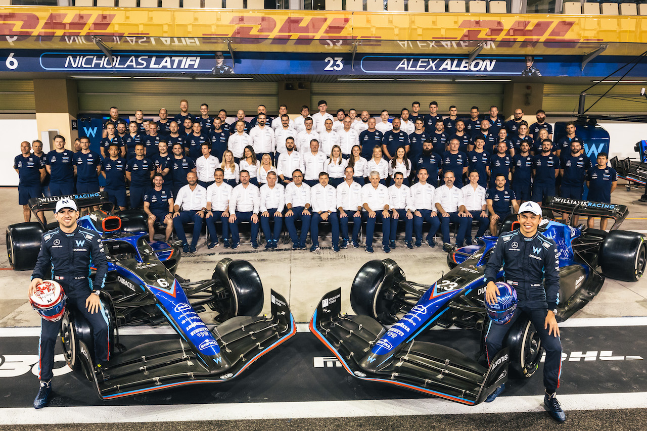 GP ABU DHABI, (L to R): Nicholas Latifi (CDN) Williams Racing e and Alexander Albon (THA) Williams Racing at a team photograph.
19.11.2022. Formula 1 World Championship, Rd 22, Abu Dhabi Grand Prix, Yas Marina Circuit, Abu Dhabi, Qualifiche Day.
- www.xpbimages.com, EMail: requests@xpbimages.com © Copyright: Bearne / XPB Images
