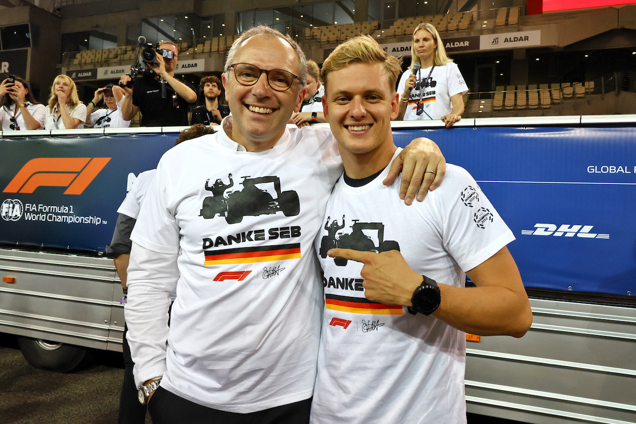 GP ABU DHABI, (L to R): Stefano Domenicali (ITA) Formula One President e CEO with Mick Schumacher (GER) Haas F1 Team - run lap of the circuit for Sebastian Vettel (GER) Aston Martin F1 Team.
19.11.2022. Formula 1 World Championship, Rd 22, Abu Dhabi Grand Prix, Yas Marina Circuit, Abu Dhabi, Qualifiche Day.
- www.xpbimages.com, EMail: requests@xpbimages.com © Copyright: Moy / XPB Images