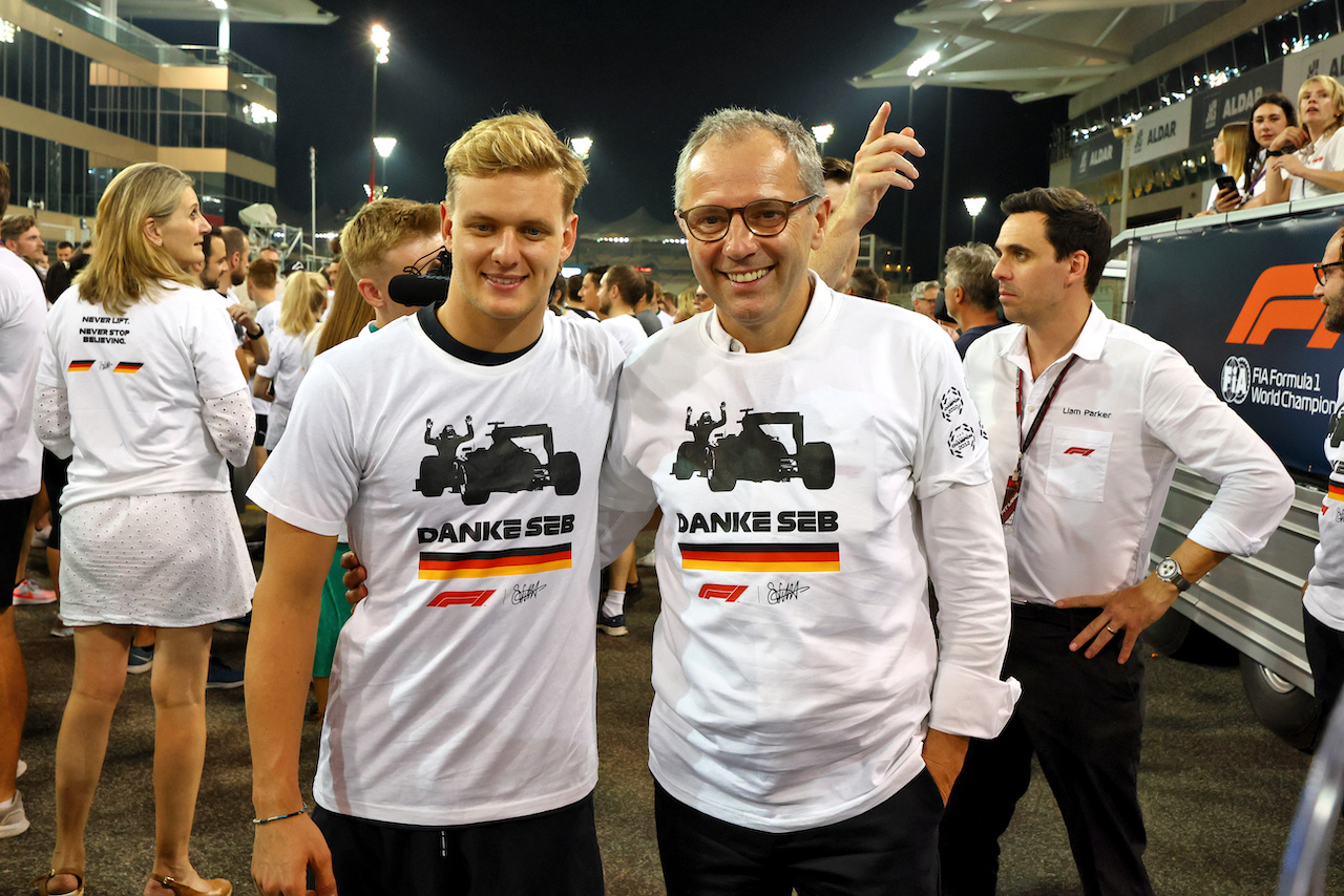 GP ABU DHABI, (L to R): Mick Schumacher (GER) Haas F1 Team with Stefano Domenicali (ITA) Formula One President e CEO run lap of the circuit for Sebastian Vettel (GER) Aston Martin F1 Team.
19.11.2022. Formula 1 World Championship, Rd 22, Abu Dhabi Grand Prix, Yas Marina Circuit, Abu Dhabi, Qualifiche Day.
- www.xpbimages.com, EMail: requests@xpbimages.com © Copyright: Moy / XPB Images