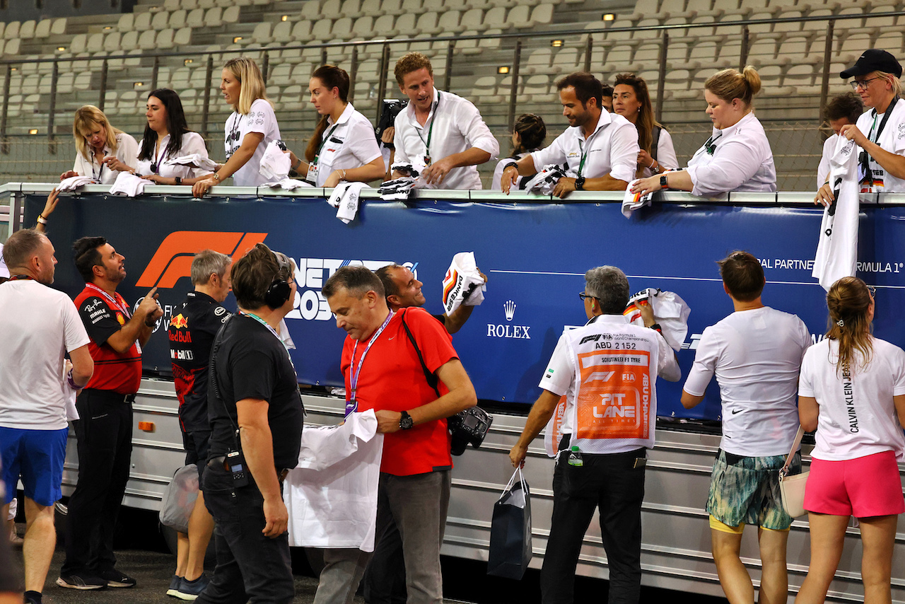 GP ABU DHABI, Merchandise giveaway for run lap of the circuit for Sebastian Vettel (GER) Aston Martin F1 Team.
19.11.2022. Formula 1 World Championship, Rd 22, Abu Dhabi Grand Prix, Yas Marina Circuit, Abu Dhabi, Qualifiche Day.
- www.xpbimages.com, EMail: requests@xpbimages.com © Copyright: Moy / XPB Images