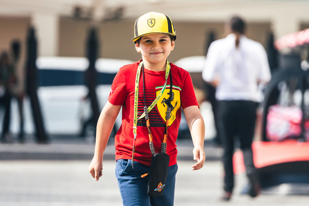 GP ABU DHABI, Paddock Atmosfera - a young fan.
19.11.2022. Formula 1 World Championship, Rd 22, Abu Dhabi Grand Prix, Yas Marina Circuit, Abu Dhabi, Qualifiche Day.
- www.xpbimages.com, EMail: requests@xpbimages.com © Copyright: Bearne / XPB Images