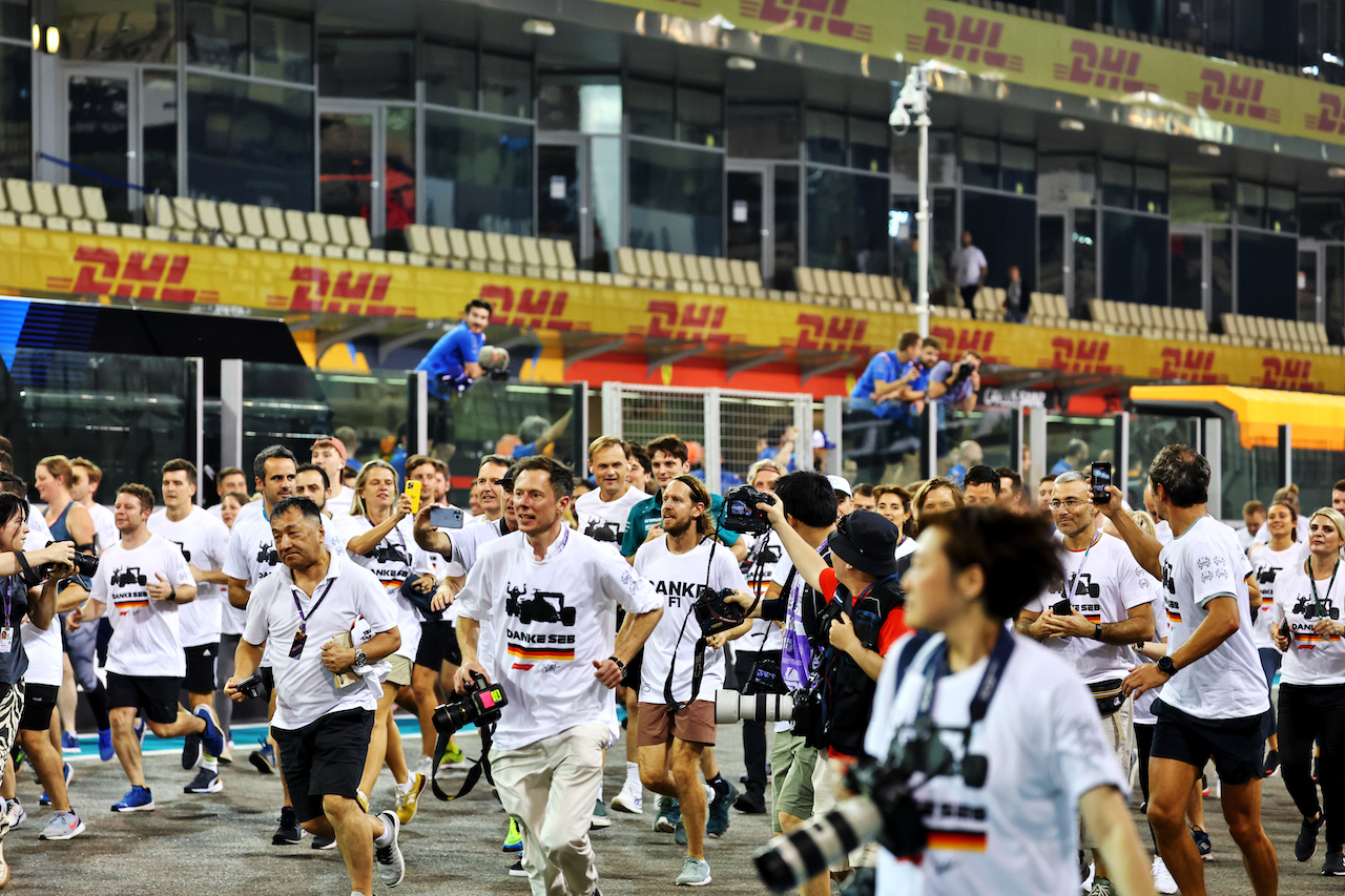 GP ABU DHABI, Run lap of the circuit for Sebastian Vettel (GER) Aston Martin F1 Team e members of the paddock at his farewell Grand Prix.
19.11.2022. Formula 1 World Championship, Rd 22, Abu Dhabi Grand Prix, Yas Marina Circuit, Abu Dhabi, Qualifiche Day.
- www.xpbimages.com, EMail: requests@xpbimages.com © Copyright: Batchelor / XPB Images