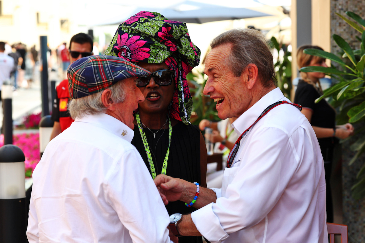 GP ABU DHABI, (L to R): Jackie Stewart (GBR) with Khadja Nin (BUR) e her husband Jacky Ickx (BEL).
19.11.2022. Formula 1 World Championship, Rd 22, Abu Dhabi Grand Prix, Yas Marina Circuit, Abu Dhabi, Qualifiche Day.
 - www.xpbimages.com, EMail: requests@xpbimages.com © Copyright: Coates / XPB Images