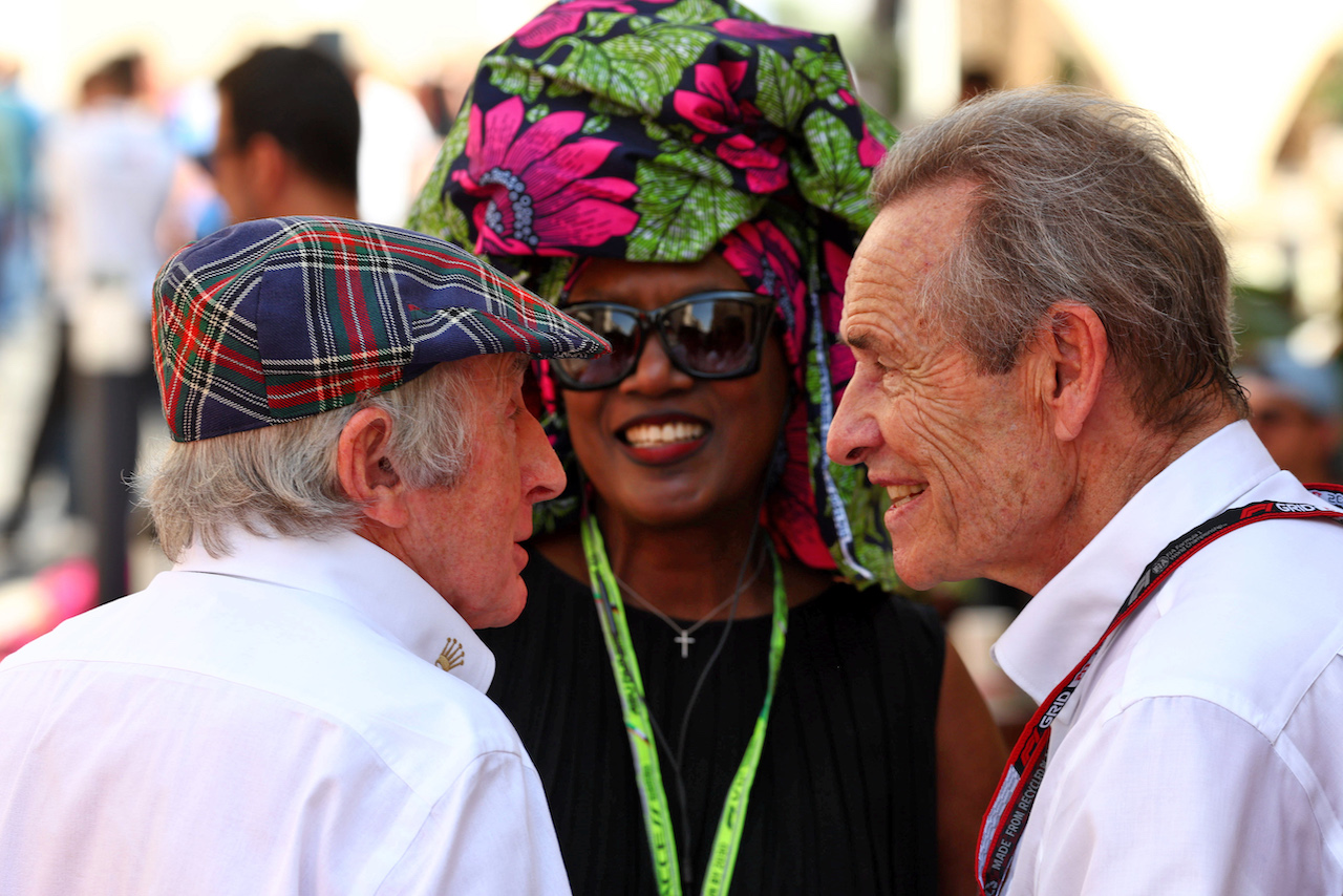 GP ABU DHABI, (L to R): Jackie Stewart (GBR) with Khadja Nin (BUR) e her husband Jacky Ickx (BEL).
19.11.2022. Formula 1 World Championship, Rd 22, Abu Dhabi Grand Prix, Yas Marina Circuit, Abu Dhabi, Qualifiche Day.
 - www.xpbimages.com, EMail: requests@xpbimages.com © Copyright: Coates / XPB Images