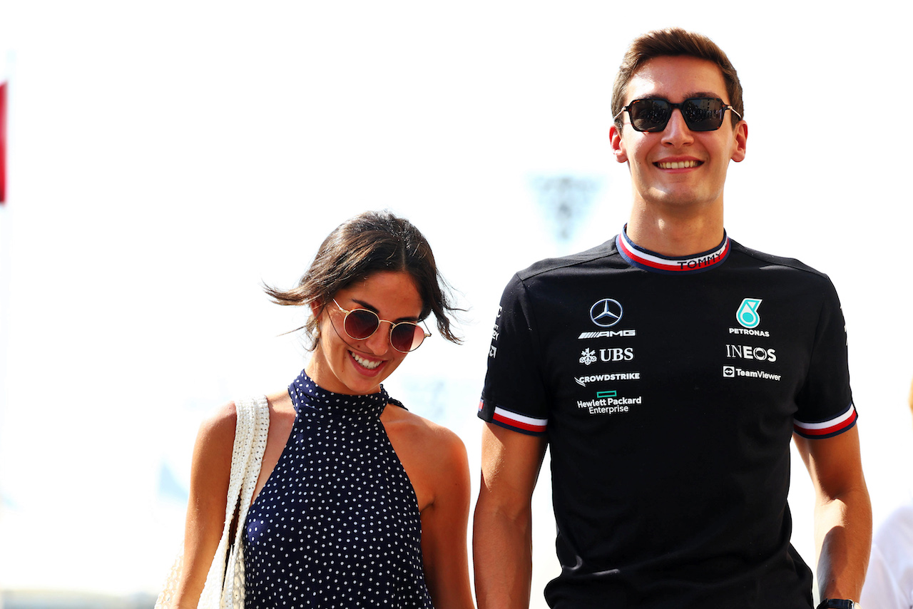 GP ABU DHABI, George Russell (GBR) Mercedes AMG F1 with girlfriend Carmen Montero Mundt.
19.11.2022. Formula 1 World Championship, Rd 22, Abu Dhabi Grand Prix, Yas Marina Circuit, Abu Dhabi, Qualifiche Day.
 - www.xpbimages.com, EMail: requests@xpbimages.com © Copyright: Coates / XPB Images