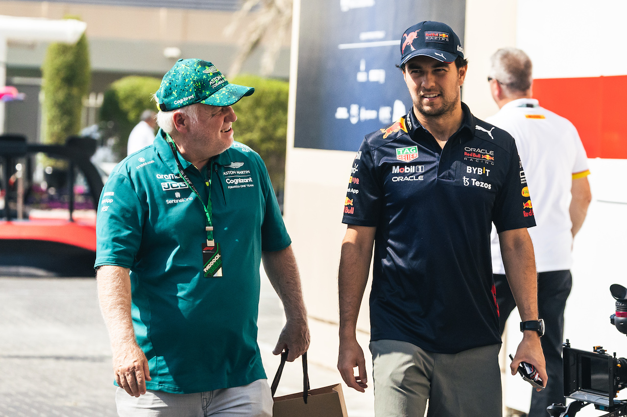 GP ABU DHABI, (L to R): Norbert Vettel (GER) with Sergio Perez (MEX) Red Bull Racing.
19.11.2022. Formula 1 World Championship, Rd 22, Abu Dhabi Grand Prix, Yas Marina Circuit, Abu Dhabi, Qualifiche Day.
- www.xpbimages.com, EMail: requests@xpbimages.com © Copyright: Bearne / XPB Images