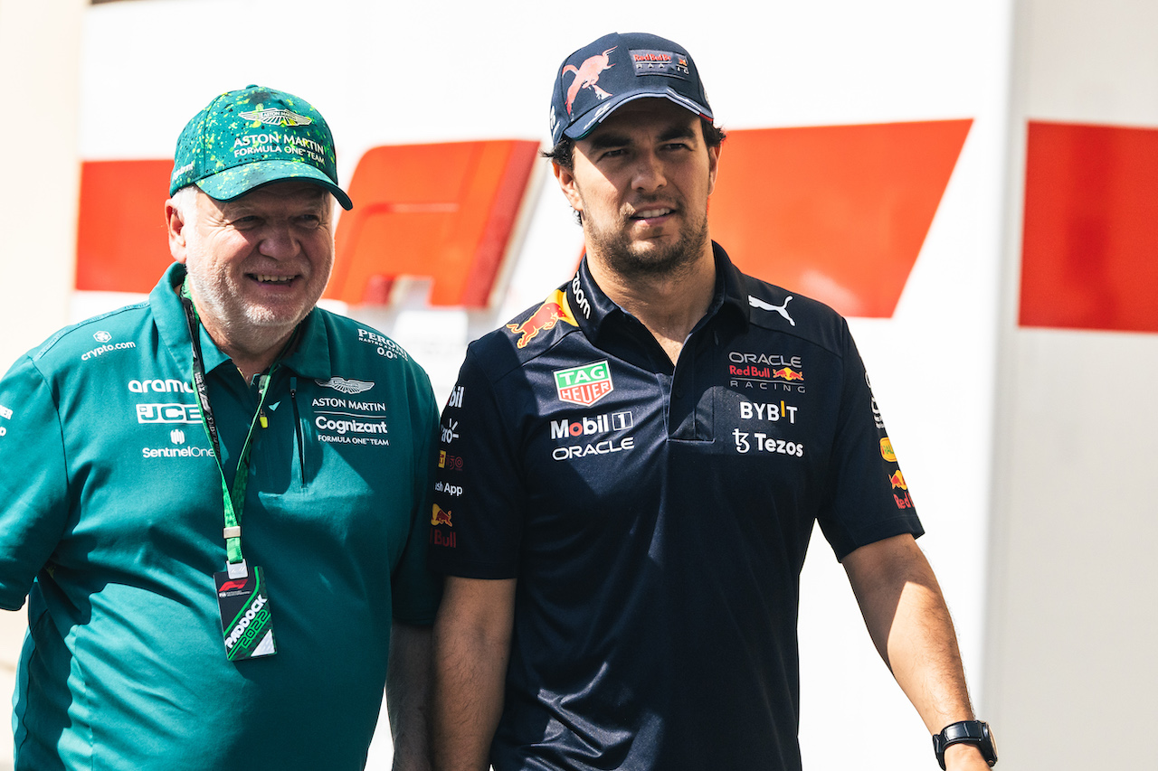 GP ABU DHABI, (L to R): Norbert Vettel (GER) with Sergio Perez (MEX) Red Bull Racing.
19.11.2022. Formula 1 World Championship, Rd 22, Abu Dhabi Grand Prix, Yas Marina Circuit, Abu Dhabi, Qualifiche Day.
- www.xpbimages.com, EMail: requests@xpbimages.com © Copyright: Bearne / XPB Images