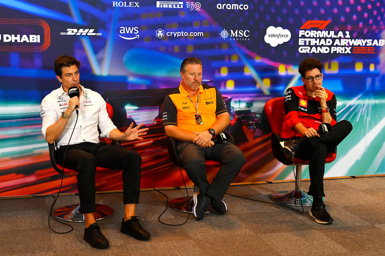 GP ABU DHABI, (L to R): Toto Wolff (GER) Mercedes AMG F1 Shareholder e Executive Director; Zak Brown (USA) McLaren Executive Director; e Mattia Binotto (ITA) Ferrari Team Principal, in the FIA Press Conference.
19.11.2022. Formula 1 World Championship, Rd 22, Abu Dhabi Grand Prix, Yas Marina Circuit, Abu Dhabi, Qualifiche Day.
- www.xpbimages.com, EMail: requests@xpbimages.com © Copyright: XPB Images