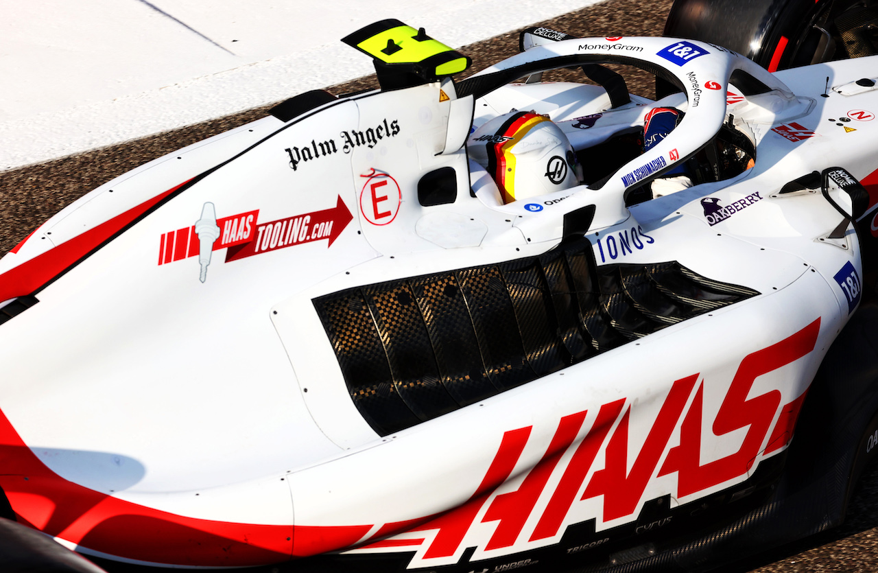 GP ABU DHABI, Mick Schumacher (GER) Haas VF-22.
19.11.2022. Formula 1 World Championship, Rd 22, Abu Dhabi Grand Prix, Yas Marina Circuit, Abu Dhabi, Qualifiche Day.
 - www.xpbimages.com, EMail: requests@xpbimages.com © Copyright: Coates / XPB Images