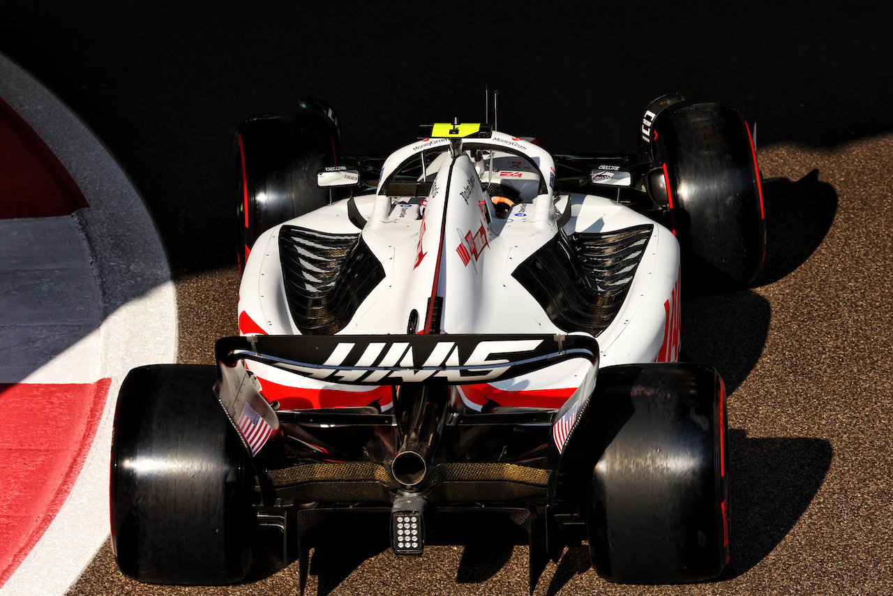 GP ABU DHABI, Mick Schumacher (GER) Haas VF-22.
19.11.2022. Formula 1 World Championship, Rd 22, Abu Dhabi Grand Prix, Yas Marina Circuit, Abu Dhabi, Qualifiche Day.
 - www.xpbimages.com, EMail: requests@xpbimages.com © Copyright: Coates / XPB Images