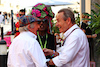 GP ABU DHABI, (L to R): Jackie Stewart (GBR) with Khadja Nin (BUR) e her husband Jacky Ickx (BEL).
19.11.2022. Formula 1 World Championship, Rd 22, Abu Dhabi Grand Prix, Yas Marina Circuit, Abu Dhabi, Qualifiche Day.
 - www.xpbimages.com, EMail: requests@xpbimages.com © Copyright: Coates / XPB Images