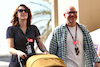 GP ABU DHABI, Jacques Villeneuve (CDN) with sua moglie Giulia Marra (ITA).
19.11.2022. Formula 1 World Championship, Rd 22, Abu Dhabi Grand Prix, Yas Marina Circuit, Abu Dhabi, Qualifiche Day.
 - www.xpbimages.com, EMail: requests@xpbimages.com © Copyright: Coates / XPB Images