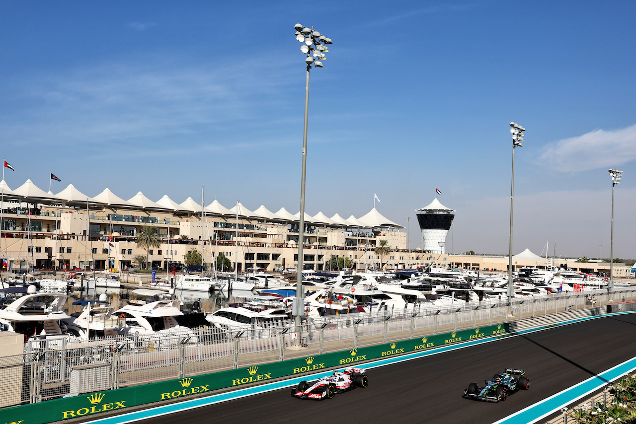GP ABU DHABI, Kevin Magnussen (DEN) Haas VF-22 e Felipe Drugovich (BRA) Aston Martin F1 Team AMR22 Driver Development Programme.
18.11.2022. Formula 1 World Championship, Rd 22, Abu Dhabi Grand Prix, Yas Marina Circuit, Abu Dhabi, Practice Day.
- www.xpbimages.com, EMail: requests@xpbimages.com © Copyright: Moy / XPB Images