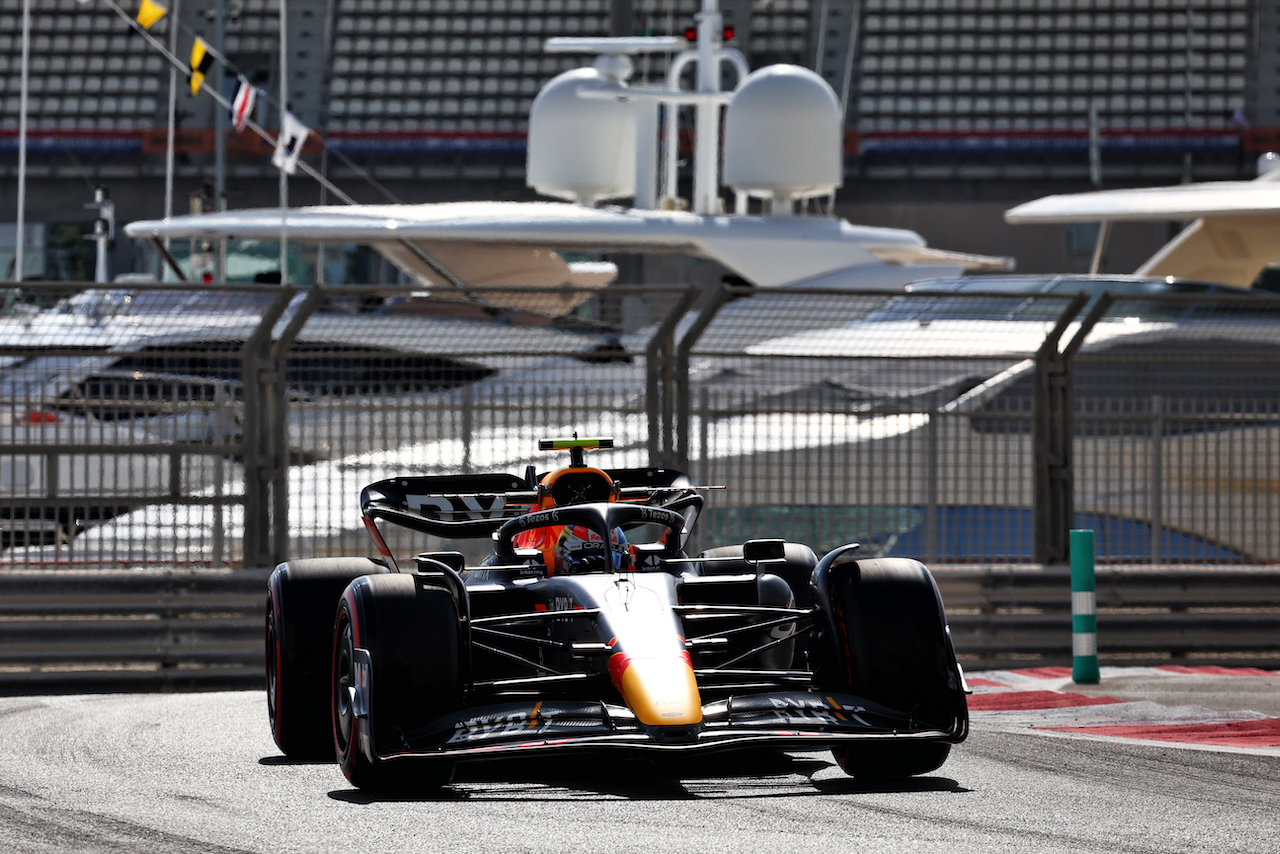 GP ABU DHABI, Sergio Perez (MEX) Red Bull Racing RB18.
18.11.2022. Formula 1 World Championship, Rd 22, Abu Dhabi Grand Prix, Yas Marina Circuit, Abu Dhabi, Practice Day.
- www.xpbimages.com, EMail: requests@xpbimages.com © Copyright: Moy / XPB Images