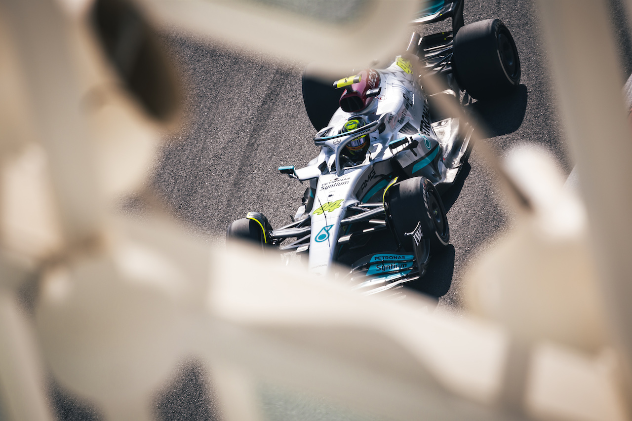 GP ABU DHABI, Lewis Hamilton (GBR) Mercedes AMG F1 W13.
18.11.2022. Formula 1 World Championship, Rd 22, Abu Dhabi Grand Prix, Yas Marina Circuit, Abu Dhabi, Practice Day.
- www.xpbimages.com, EMail: requests@xpbimages.com © Copyright: Bearne / XPB Images