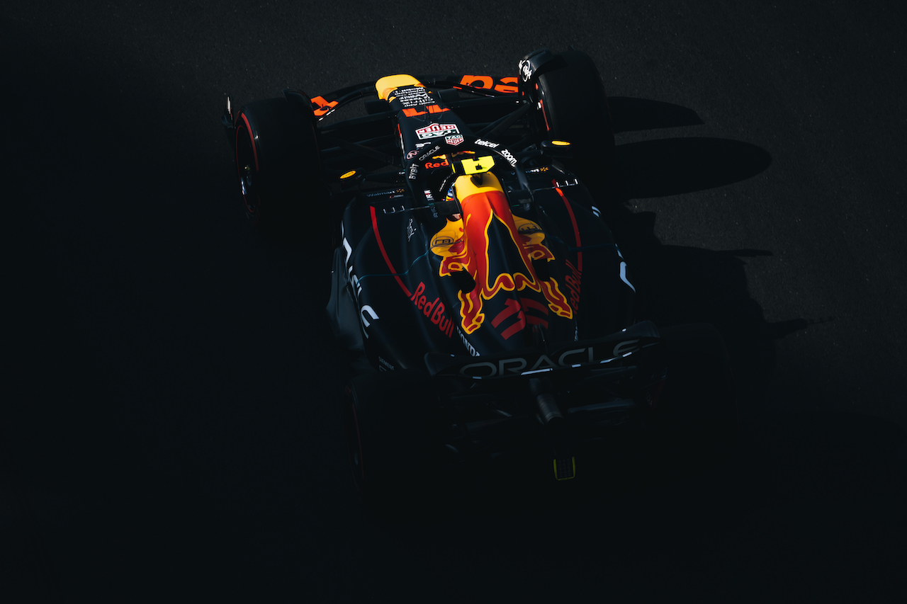GP ABU DHABI, Sergio Perez (MEX) Red Bull Racing RB18.
18.11.2022. Formula 1 World Championship, Rd 22, Abu Dhabi Grand Prix, Yas Marina Circuit, Abu Dhabi, Practice Day.
- www.xpbimages.com, EMail: requests@xpbimages.com © Copyright: Bearne / XPB Images