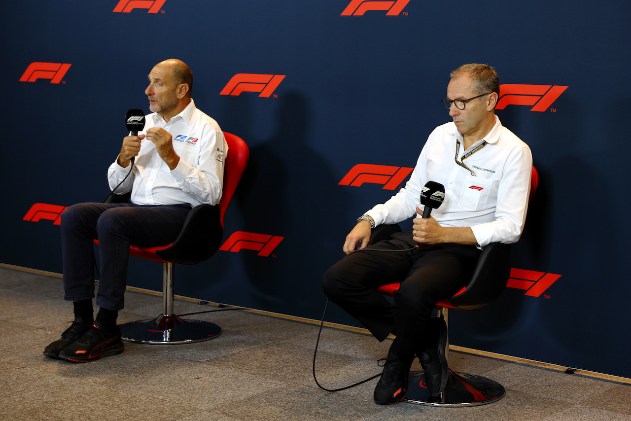 GP ABU DHABI, (L to R): Bruno Michel (FRA) F2 CEO with Stefano Domenicali (ITA) Formula One President e CEO - Formula Academy announcement.
18.11.2022. Formula 1 World Championship, Rd 22, Abu Dhabi Grand Prix, Yas Marina Circuit, Abu Dhabi, Practice Day.
- www.xpbimages.com, EMail: requests@xpbimages.com © Copyright: Batchelor / XPB Images