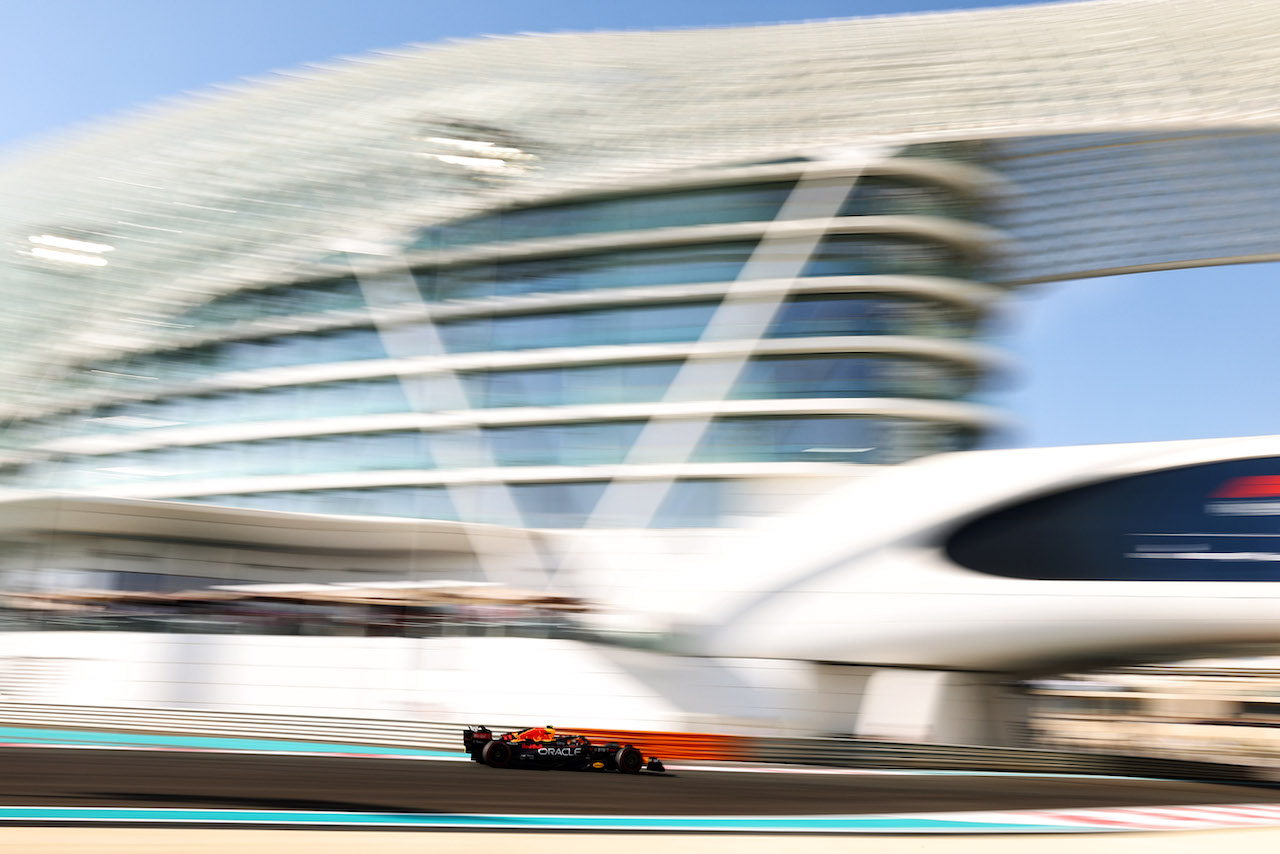 GP ABU DHABI, Sergio Perez (MEX) Red Bull Racing RB18.
18.11.2022. Formula 1 World Championship, Rd 22, Abu Dhabi Grand Prix, Yas Marina Circuit, Abu Dhabi, Practice Day.
 - www.xpbimages.com, EMail: requests@xpbimages.com © Copyright: Coates / XPB Images