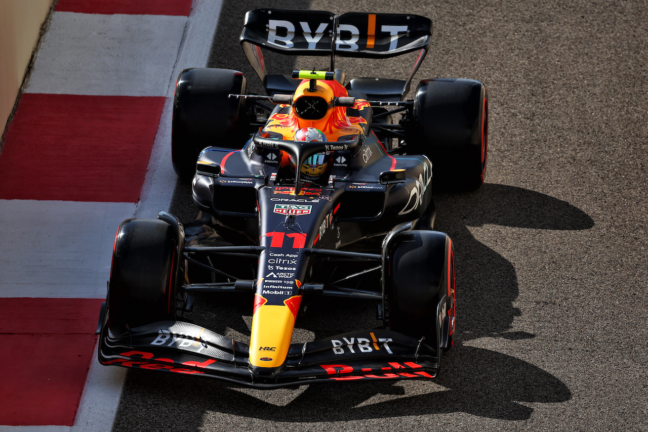 GP ABU DHABI, Sergio Perez (MEX) Red Bull Racing RB18.
18.11.2022. Formula 1 World Championship, Rd 22, Abu Dhabi Grand Prix, Yas Marina Circuit, Abu Dhabi, Practice Day.
 - www.xpbimages.com, EMail: requests@xpbimages.com © Copyright: Coates / XPB Images