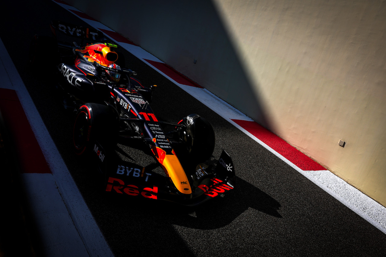 GP ABU DHABI, Sergio Perez (MEX), Red Bull Racing 
18.11.2022. Formula 1 World Championship, Rd 22, Abu Dhabi Grand Prix, Yas Marina Circuit, Abu Dhabi, Practice Day.
- www.xpbimages.com, EMail: requests@xpbimages.com ¬© Copyright: Charniaux / XPB Images