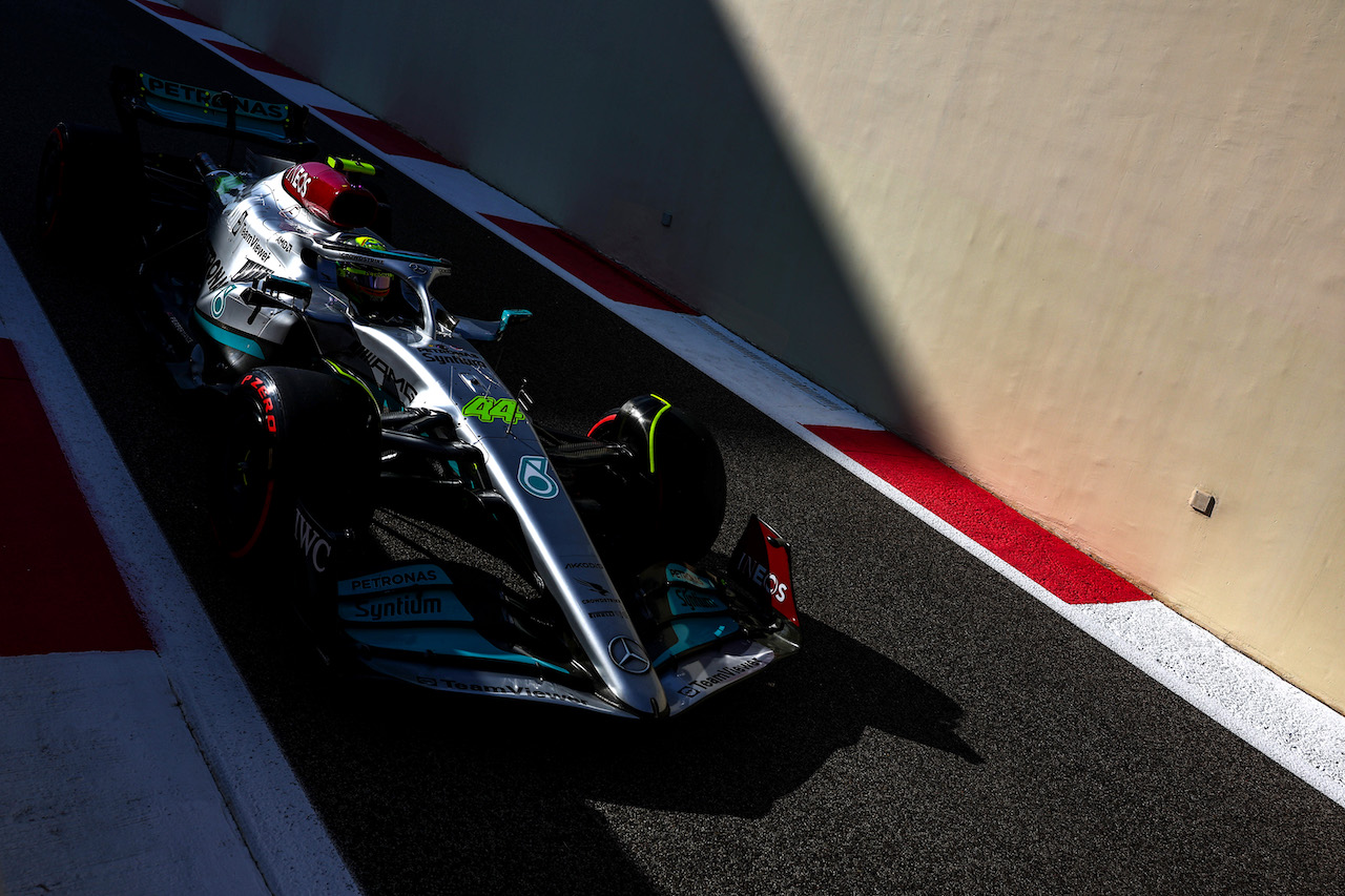 GP ABU DHABI, Lewis Hamilton (GBR), Mercedes AMG F1  
18.11.2022. Formula 1 World Championship, Rd 22, Abu Dhabi Grand Prix, Yas Marina Circuit, Abu Dhabi, Practice Day.
- www.xpbimages.com, EMail: requests@xpbimages.com ¬© Copyright: Charniaux / XPB Images