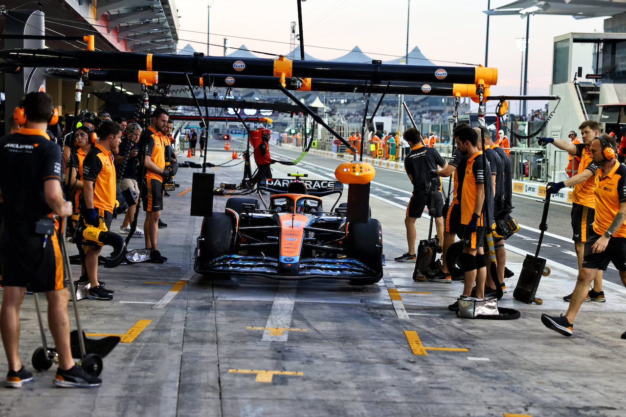 GP ABU DHABI, Lando Norris (GBR) McLaren MCL36 in the pits - pit box slippery patch.
18.11.2022. Formula 1 World Championship, Rd 22, Abu Dhabi Grand Prix, Yas Marina Circuit, Abu Dhabi, Practice Day.
- www.xpbimages.com, EMail: requests@xpbimages.com © Copyright: Batchelor / XPB Images
