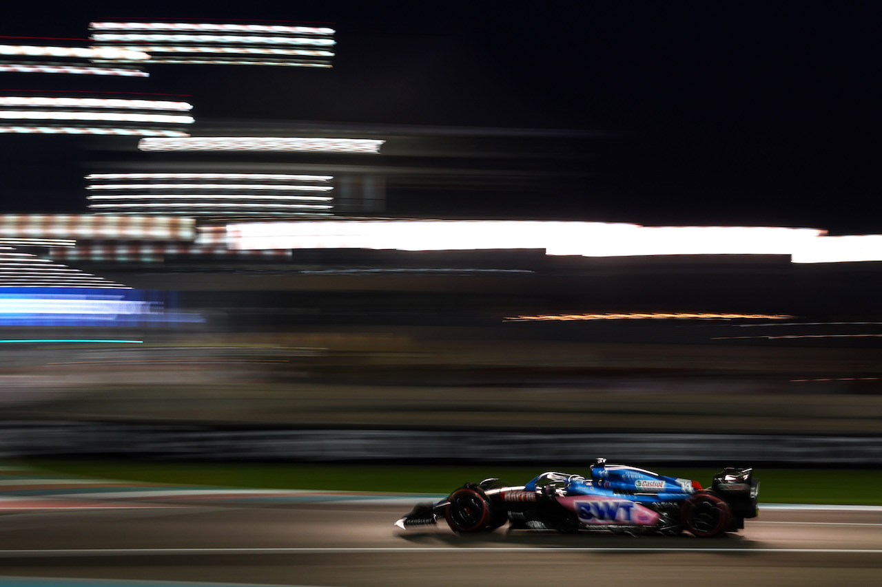 GP ABU DHABI, Fernando Alonso (ESP), Alpine F1 Team 
18.11.2022. Formula 1 World Championship, Rd 22, Abu Dhabi Grand Prix, Yas Marina Circuit, Abu Dhabi, Practice Day.
- www.xpbimages.com, EMail: requests@xpbimages.com ¬© Copyright: Charniaux / XPB Images