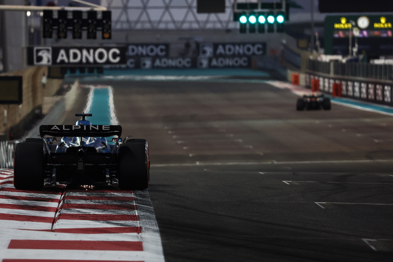 GP ABU DHABI, Fernando Alonso (ESP), Alpine F1 Team 
18.11.2022. Formula 1 World Championship, Rd 22, Abu Dhabi Grand Prix, Yas Marina Circuit, Abu Dhabi, Practice Day.
- www.xpbimages.com, EMail: requests@xpbimages.com ¬© Copyright: Charniaux / XPB Images