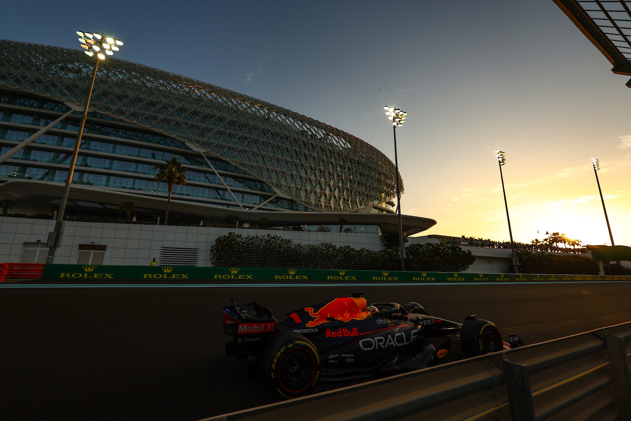 GP ABU DHABI, Max Verstappen (NLD), Red Bull Racing 
18.11.2022. Formula 1 World Championship, Rd 22, Abu Dhabi Grand Prix, Yas Marina Circuit, Abu Dhabi, Practice Day.
- www.xpbimages.com, EMail: requests@xpbimages.com ¬© Copyright: Charniaux / XPB Images