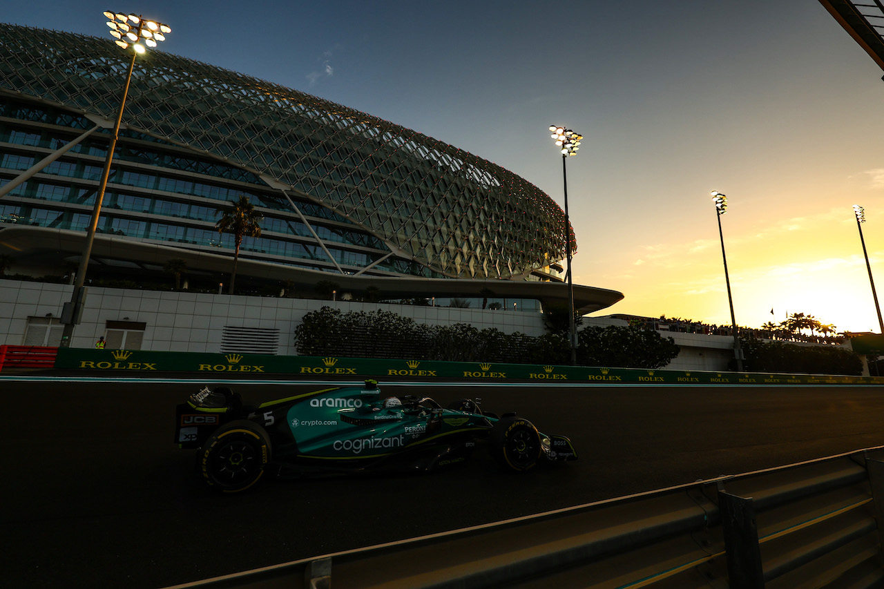 GP ABU DHABI, Sebastian Vettel (GER), Aston Martin F1 Team 
18.11.2022. Formula 1 World Championship, Rd 22, Abu Dhabi Grand Prix, Yas Marina Circuit, Abu Dhabi, Practice Day.
- www.xpbimages.com, EMail: requests@xpbimages.com ¬© Copyright: Charniaux / XPB Images