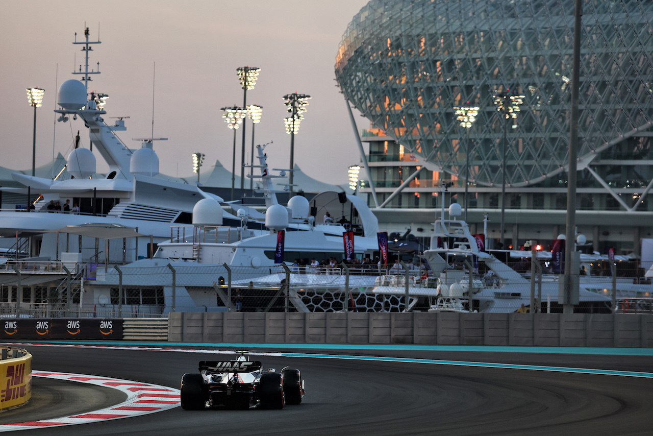 GP ABU DHABI, Mick Schumacher (GER) Haas VF-22.
18.11.2022. Formula 1 World Championship, Rd 22, Abu Dhabi Grand Prix, Yas Marina Circuit, Abu Dhabi, Practice Day.
- www.xpbimages.com, EMail: requests@xpbimages.com © Copyright: Moy / XPB Images