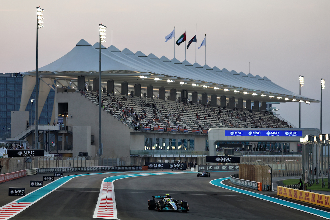 GP ABU DHABI, Lewis Hamilton (GBR) Mercedes AMG F1 W13.
18.11.2022. Formula 1 World Championship, Rd 22, Abu Dhabi Grand Prix, Yas Marina Circuit, Abu Dhabi, Practice Day.
- www.xpbimages.com, EMail: requests@xpbimages.com © Copyright: Moy / XPB Images
